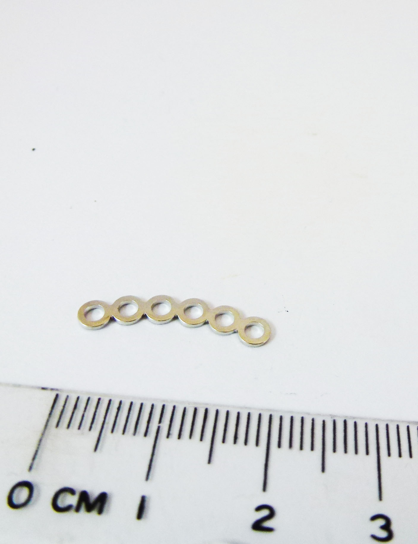 銅鍍正白K弧形圓洞格片-3MM六孔