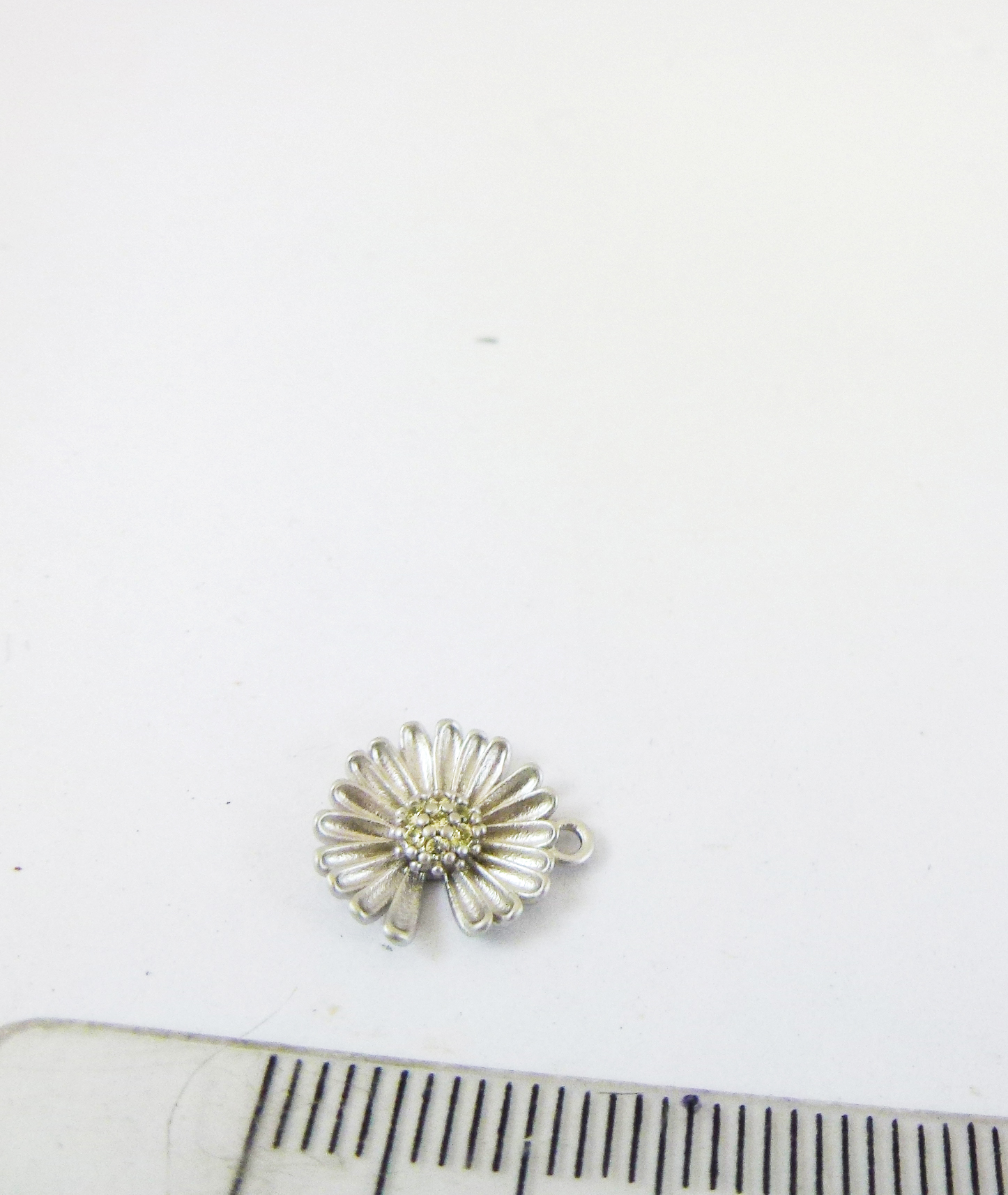 10MM銅鍍霧銀色單孔鑲鑽缺葉雛菊