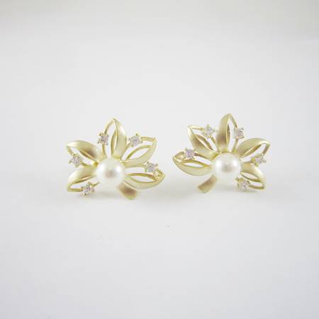 銅鍍霧金色鏤空楓葉鑲鑽白珍珠純銀耳針