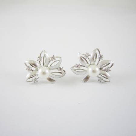 銅鍍霧銀色鏤空楓葉鑲鑽白珍珠純銀耳針