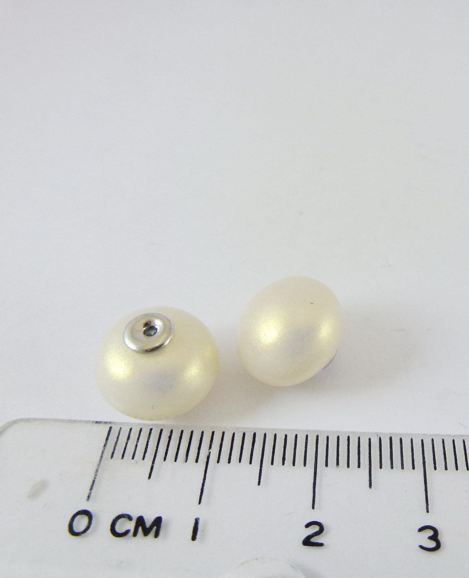12MM銅鍍正白K色圓扁珍珠耳針後扣-珠光米白