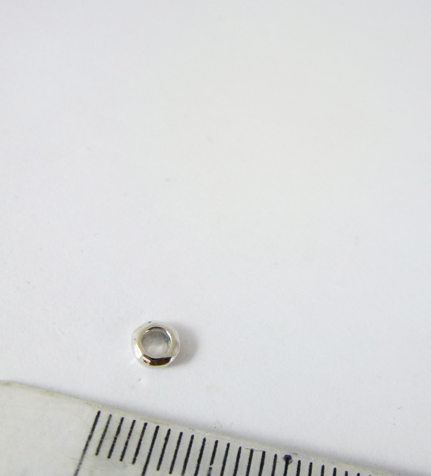 4mm銅鍍白K中洞圓形隔珠