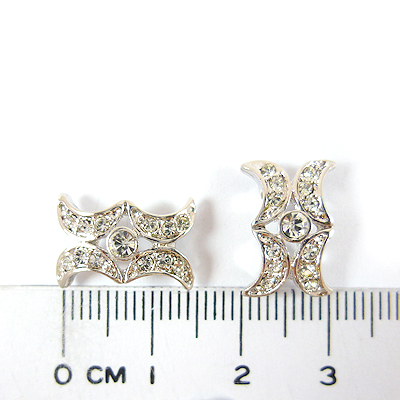 正白k四孔四彎月鑲鑽(大)