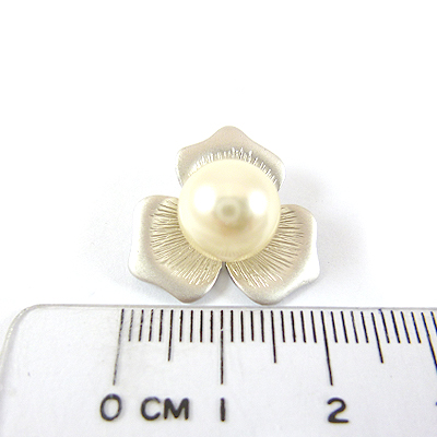 銅鍍霧銀色雙孔三辦花鑲珍珠- 白