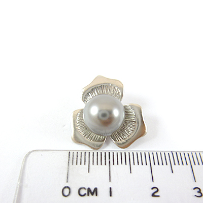 銅鍍霧銀色雙孔三辦花鑲珍珠- 灰