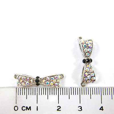 銅鍍正白K色雙孔蝴蝶結鑲鑽-白彩