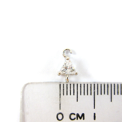 正白K色雙孔鋯石三角形