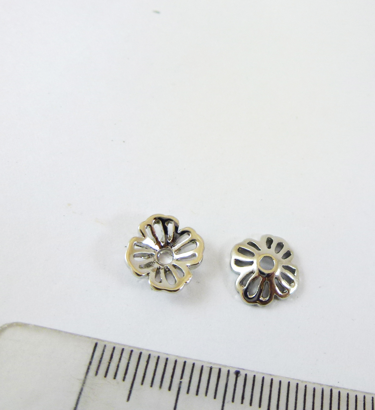 10mm合金鍍白K鏤空四葉雙脈花帽