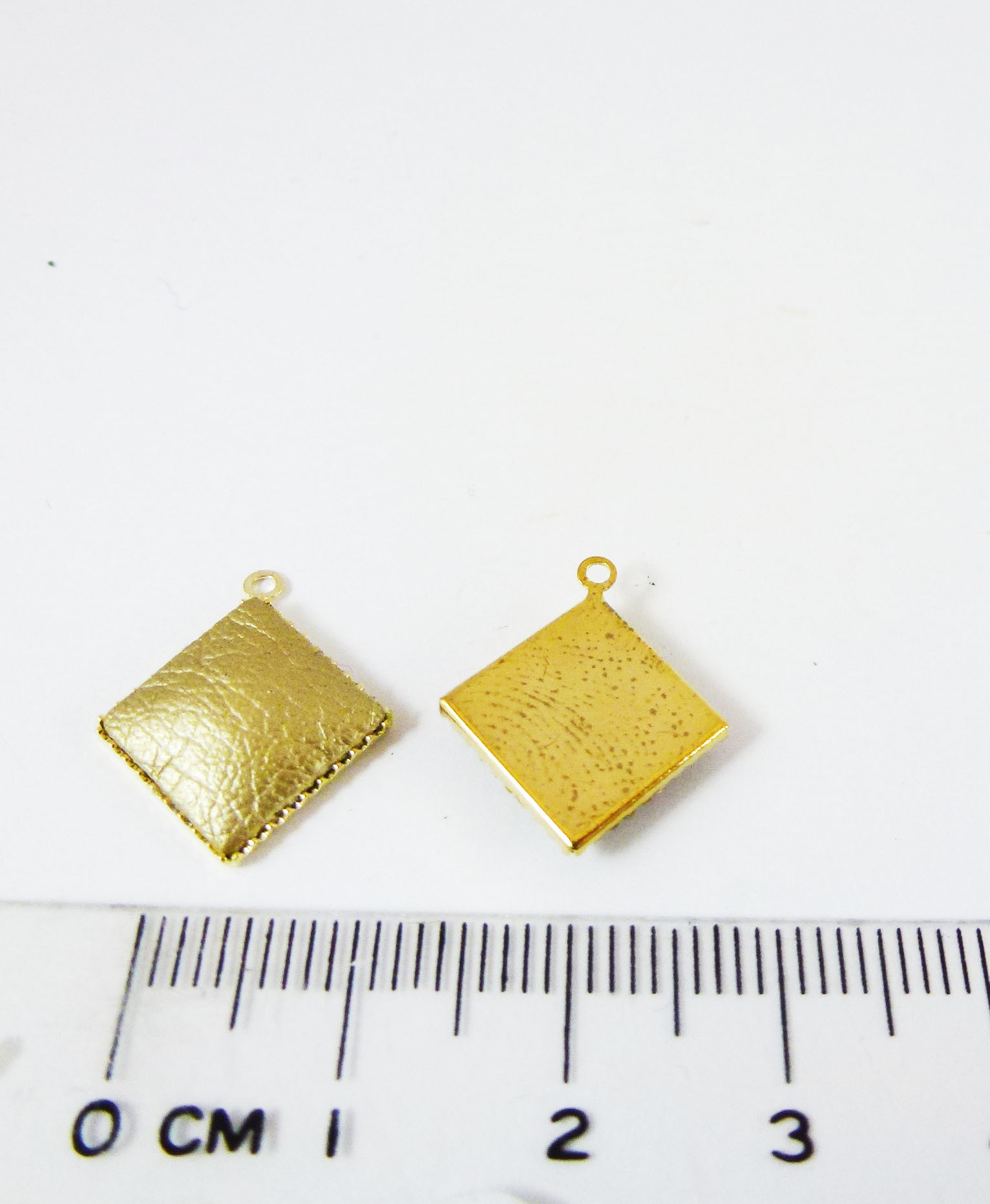 銅鍍金色單孔菱形皮革-金色
