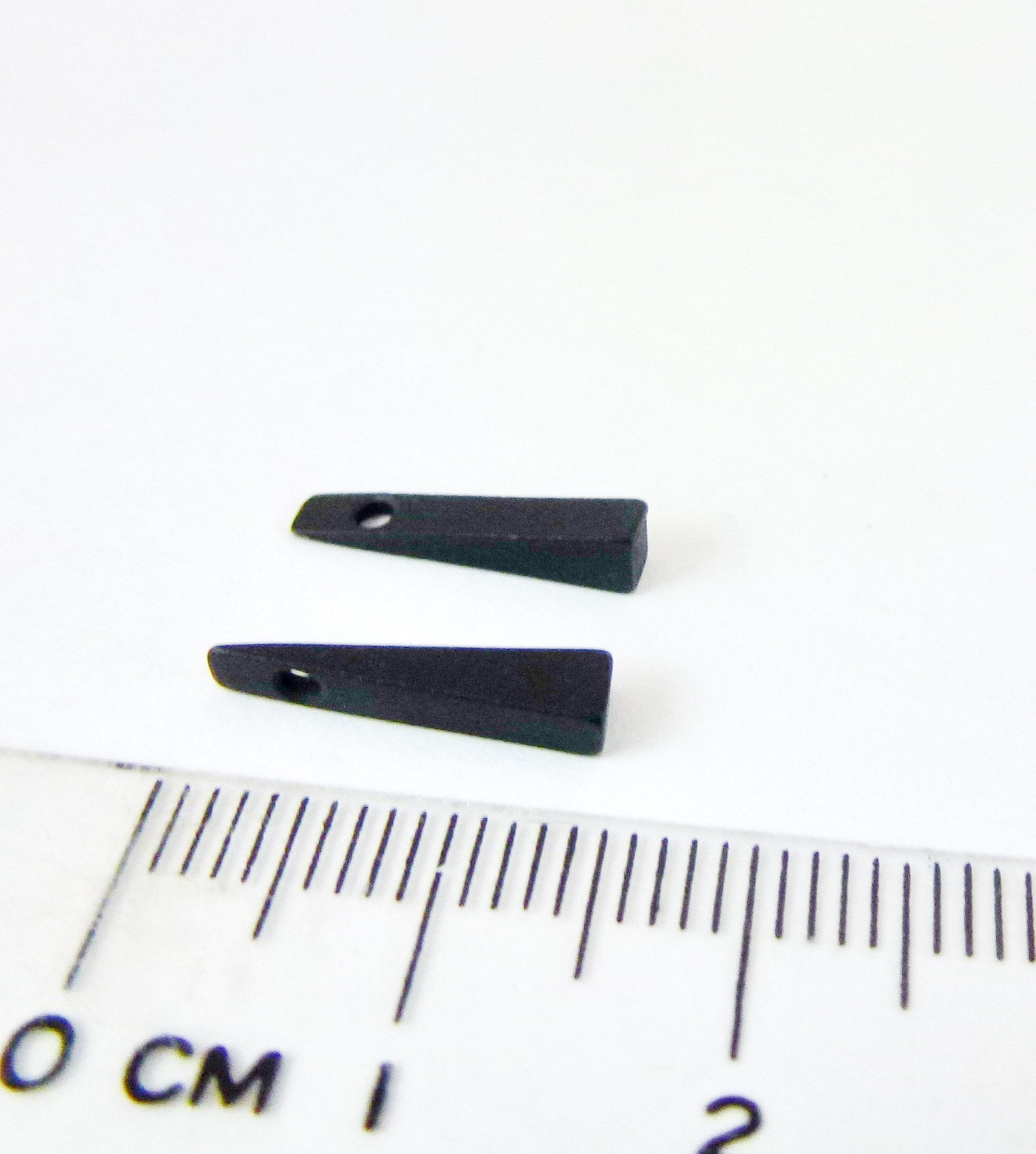 銅鍍黑色單孔三角形-14MM