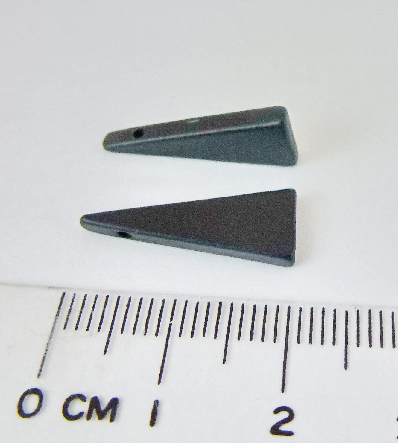 銅鍍黑色單孔三角形-20MM