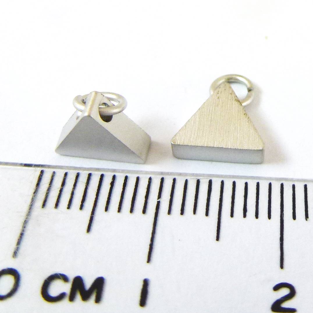 銅鍍霧銀色橫洞三角形