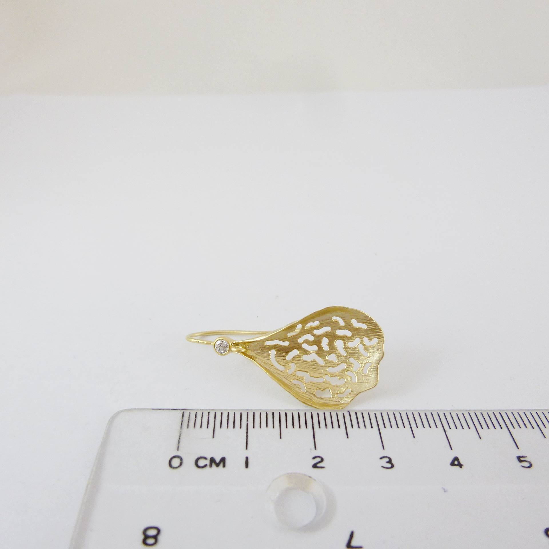 銅鍍霧金色不規則鏤空葉形單鑽耳鉤