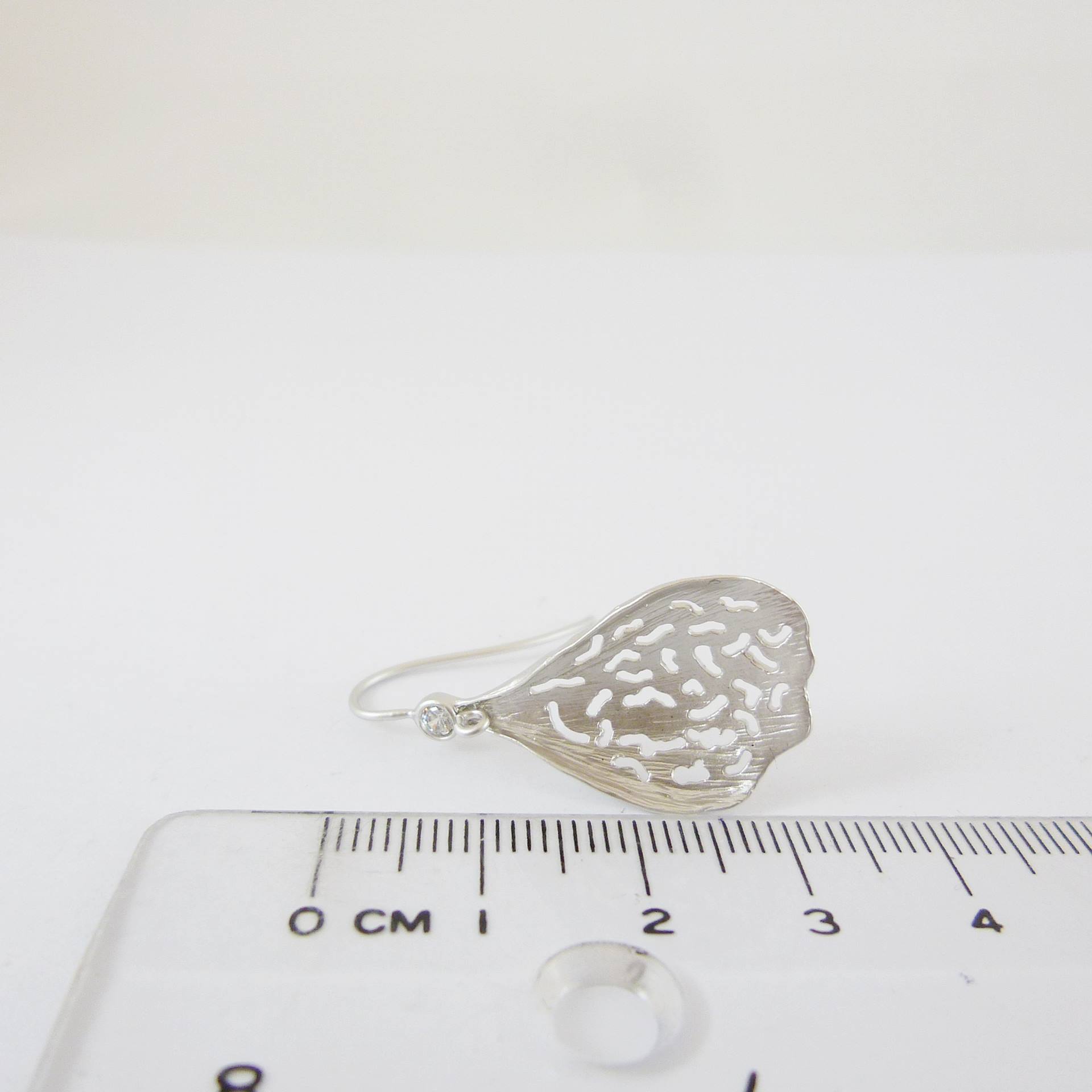 銅鍍霧銀色不規則鏤空葉形單鑽耳鉤