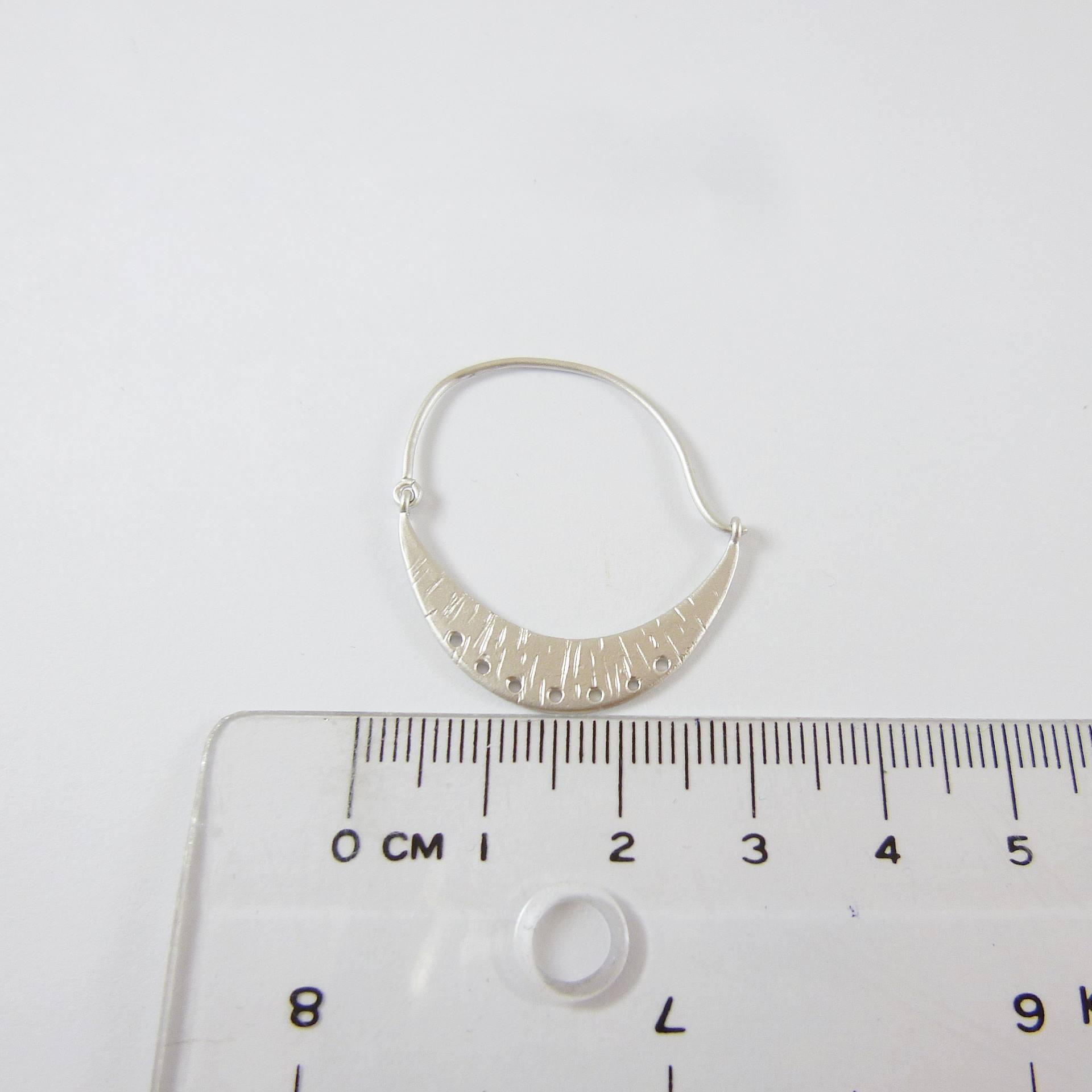 霧銀半月形七孔耳環