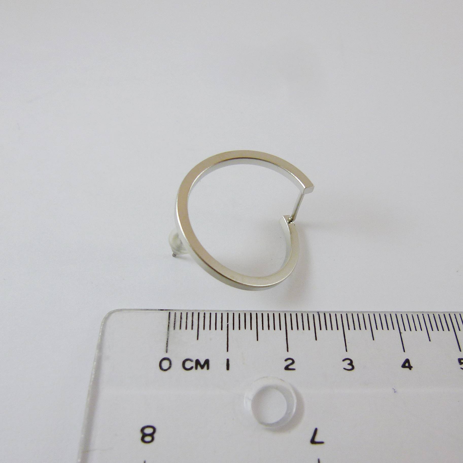 銅鍍霧銀色圓弧形耳針