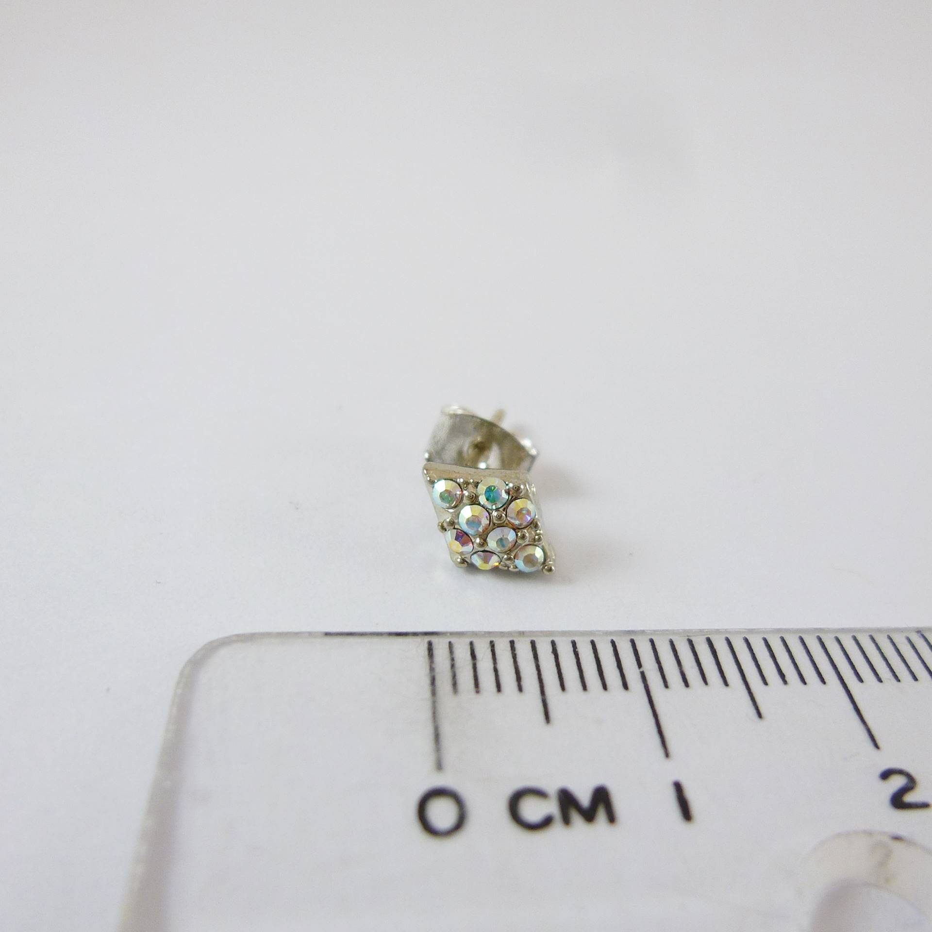 正白K色菱形鑲鑽純銀耳針-白彩