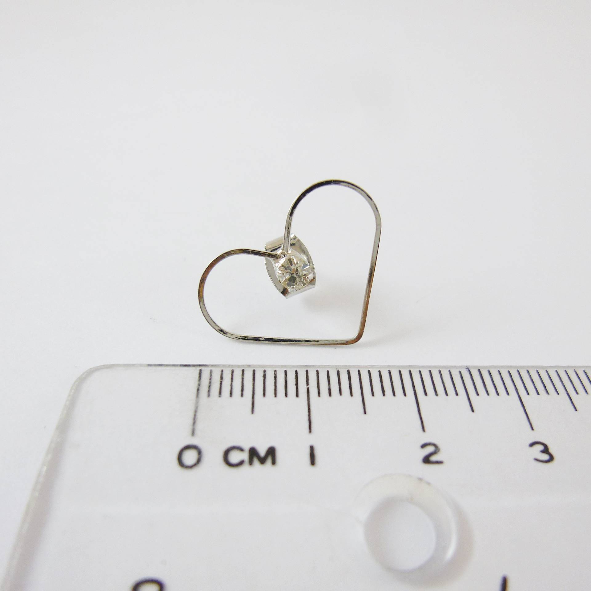 正白K色中空心形單鑽耳針