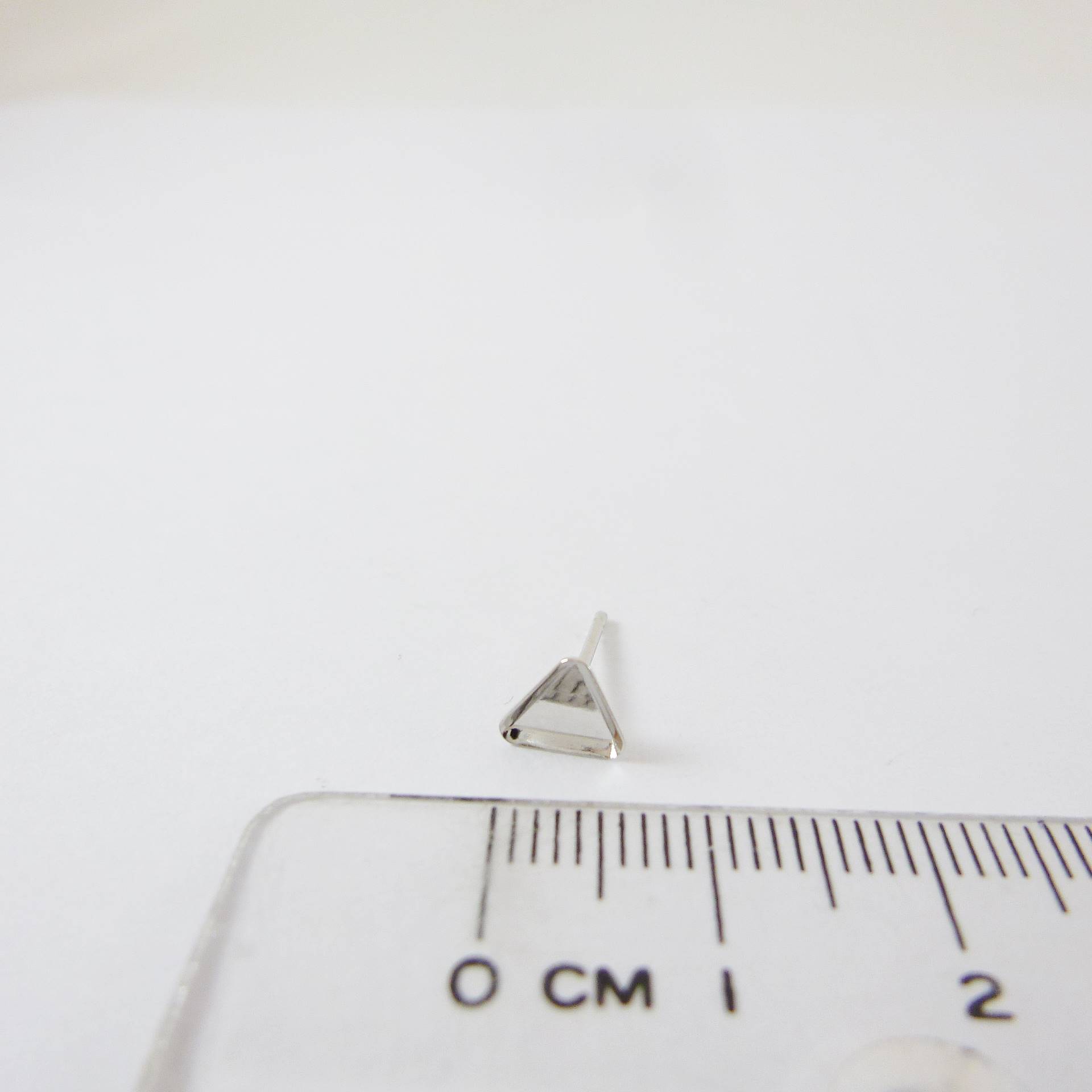 銅鍍正白K色三角形底座純銀耳針-6mm