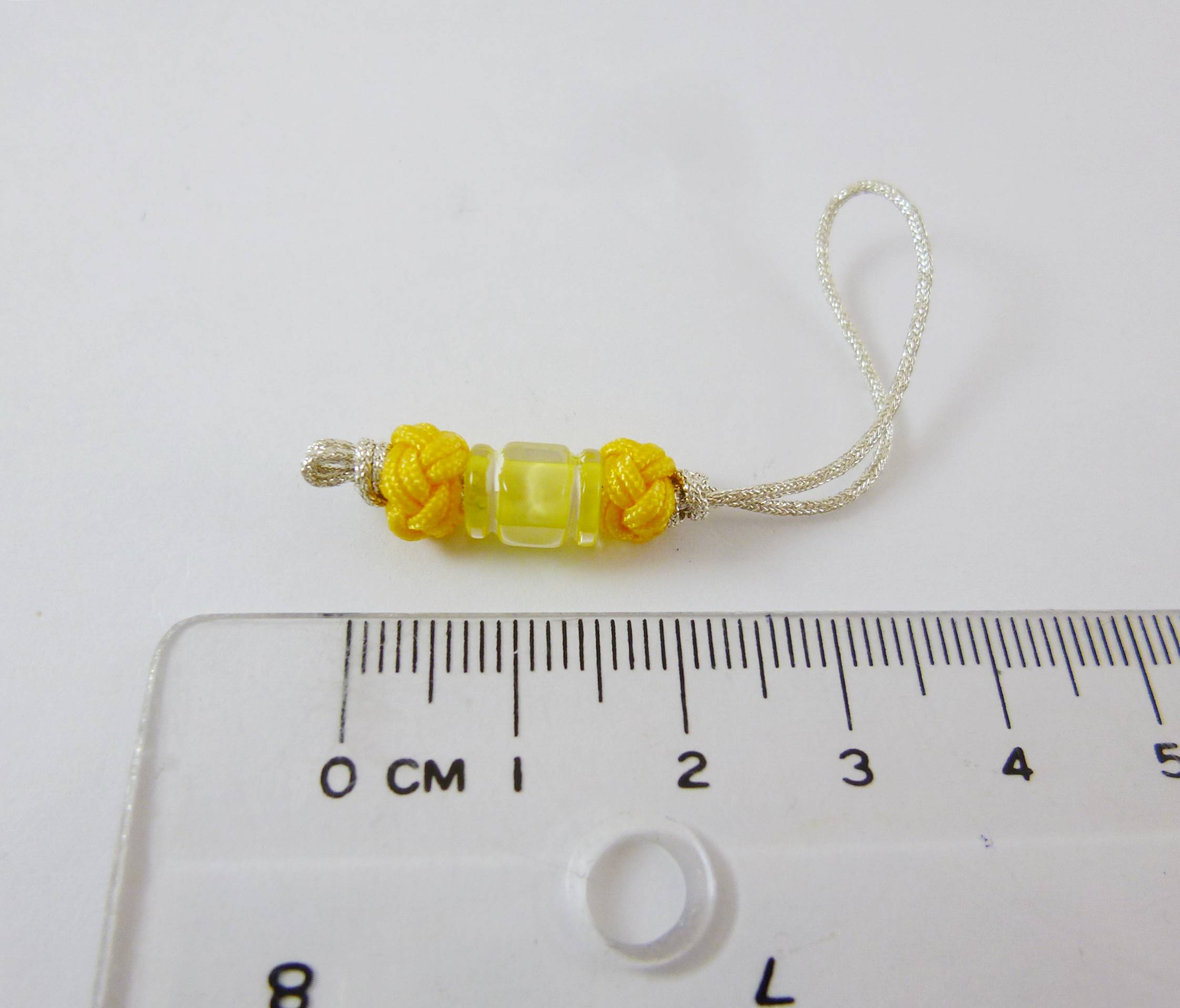 銀線隔珠雙鈕釦結吊繩-淺琥珀色