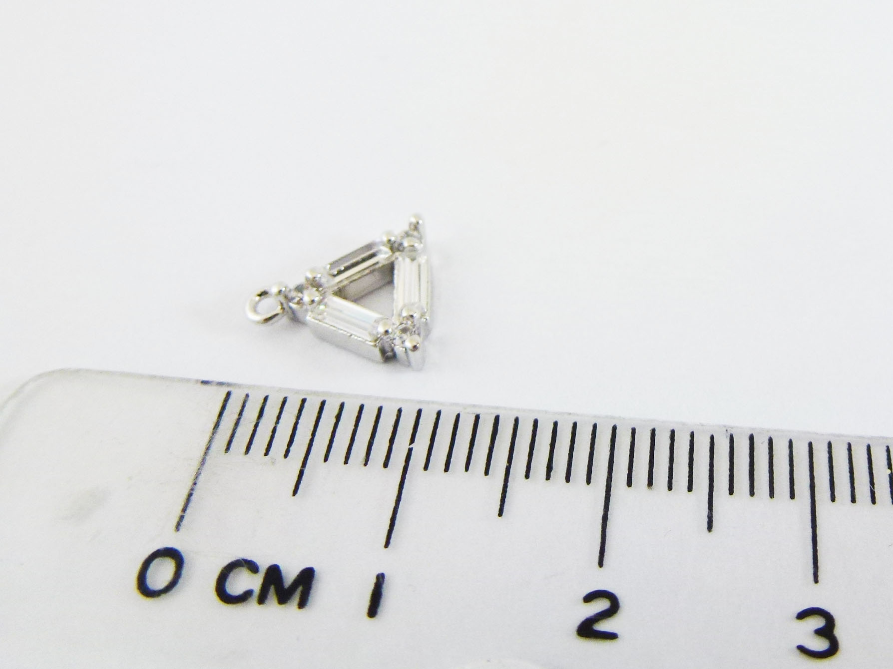 銅鍍正白k色單孔鑲鑽中空三角形-8MM