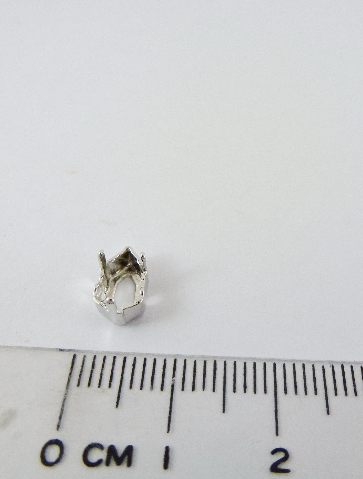 7.8x4.9mm銅鍍正白K修長閃亮三角座台