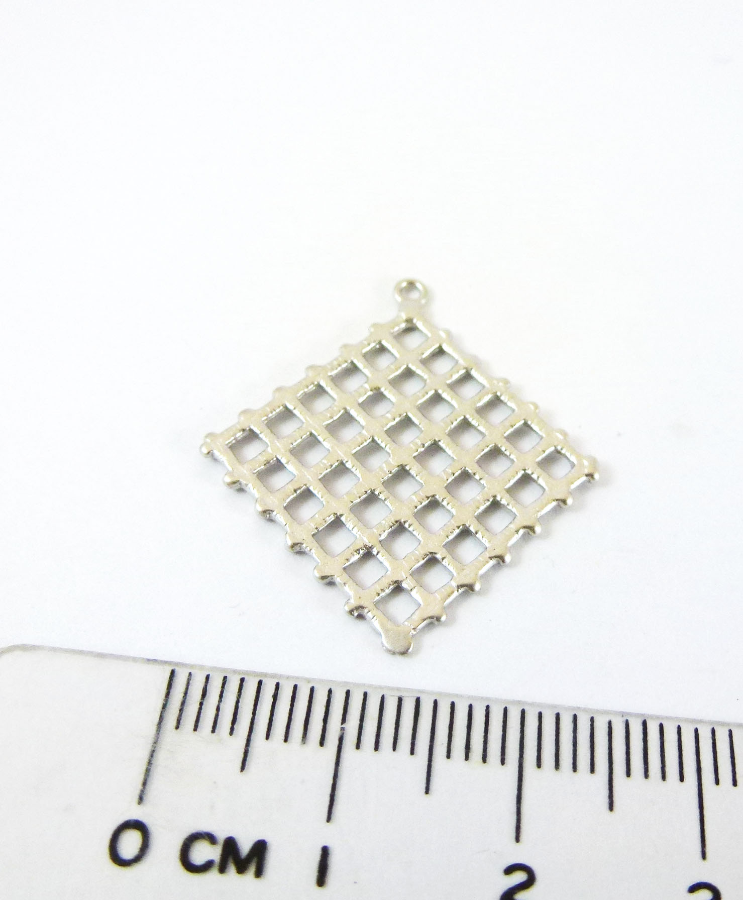 26mm銅鍍霧銀單孔菱格紋
