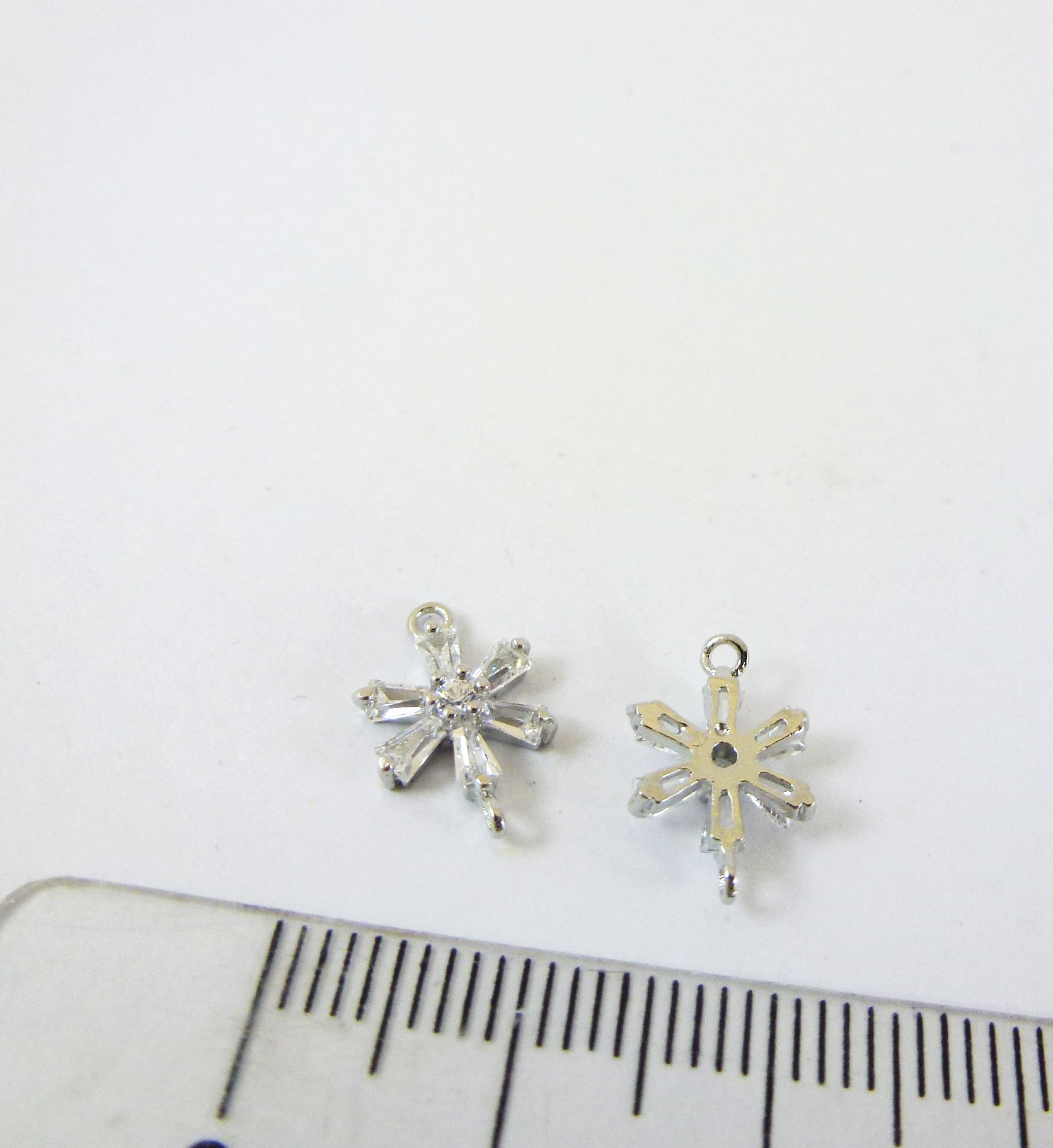 8mm銅鍍正白K雙孔六瓣T鑽花