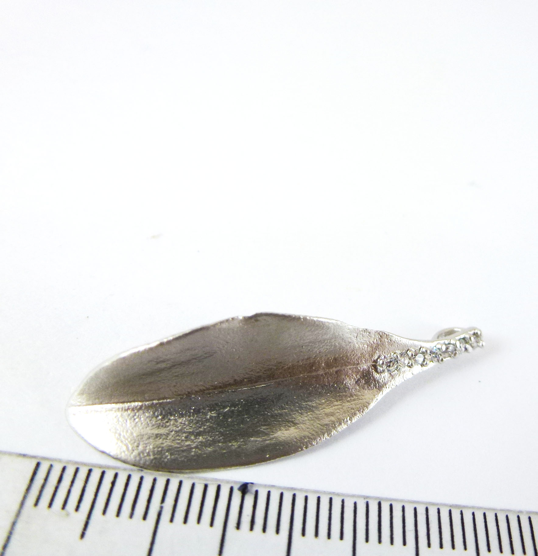 38mm銅鍍霧銀背孔鑲鑽葉子